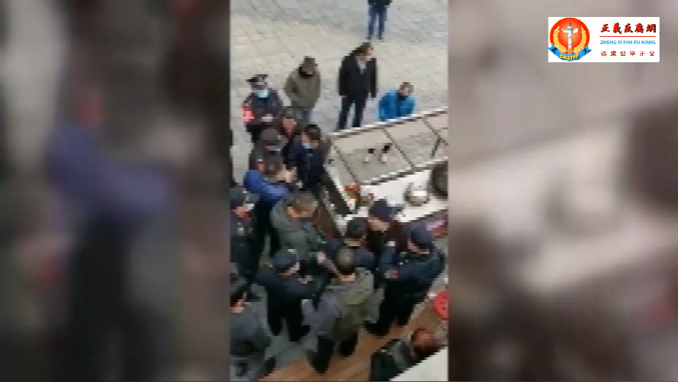 湖南湘潭中心大融城购物中心美食街数十名商户与城管发生肢体冲突