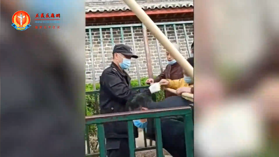 微视频｜国家信访局通道被保安用横卡大木棍 让访民们钻“狗洞”一样进信访局