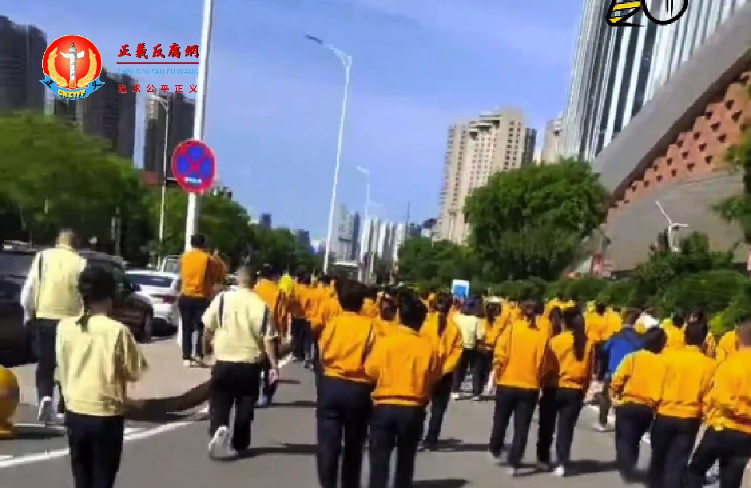 辽宁大连罗姆电子约600名工人抗议日资企业转手中国公司后的补偿方案不公。.jpg